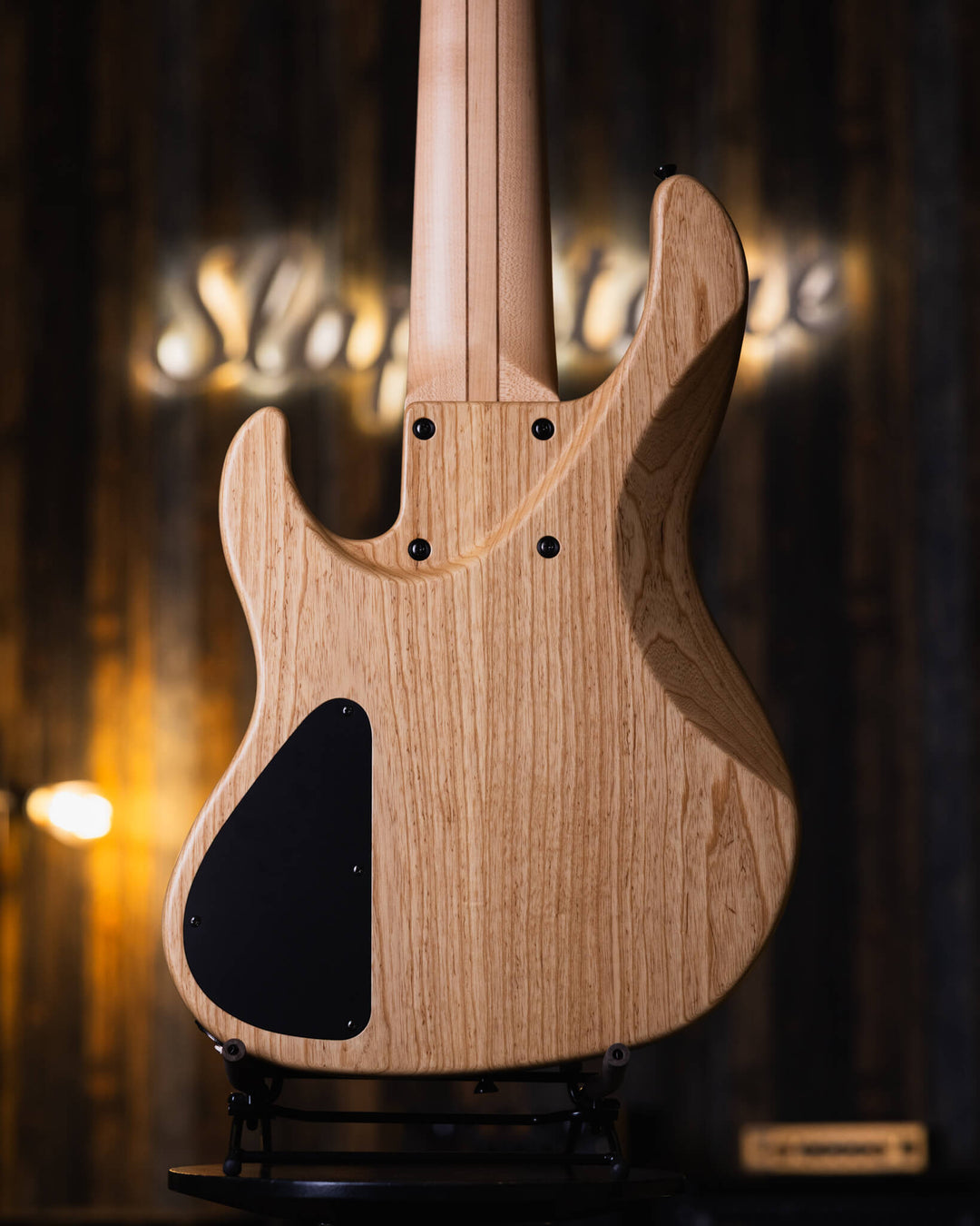 Atelier Z J-Note 6 Spalted Maple NAMM Show 2024 - Bajo Eléctrico | Cuerpo • Modelo: J-Note • Madera: Ash 2P Back • Top: Spalted Maple • Terminación: Matte, Natural Brazo • Madera: Maple• Perfil: “C”• Terminación: Matte• String Spacing: 19 mm• Escala: 34”