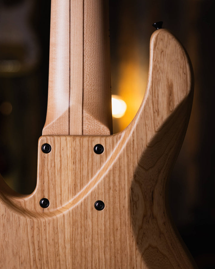 Atelier Z J-Note 6 Spalted Maple NAMM Show 2024 - Bajo Eléctrico | Cuerpo • Modelo: J-Note • Madera: Ash 2P Back • Top: Spalted Maple • Terminación: Matte, Natural Brazo • Madera: Maple• Perfil: “C”• Terminación: Matte• String Spacing: 19 mm• Escala: 34”