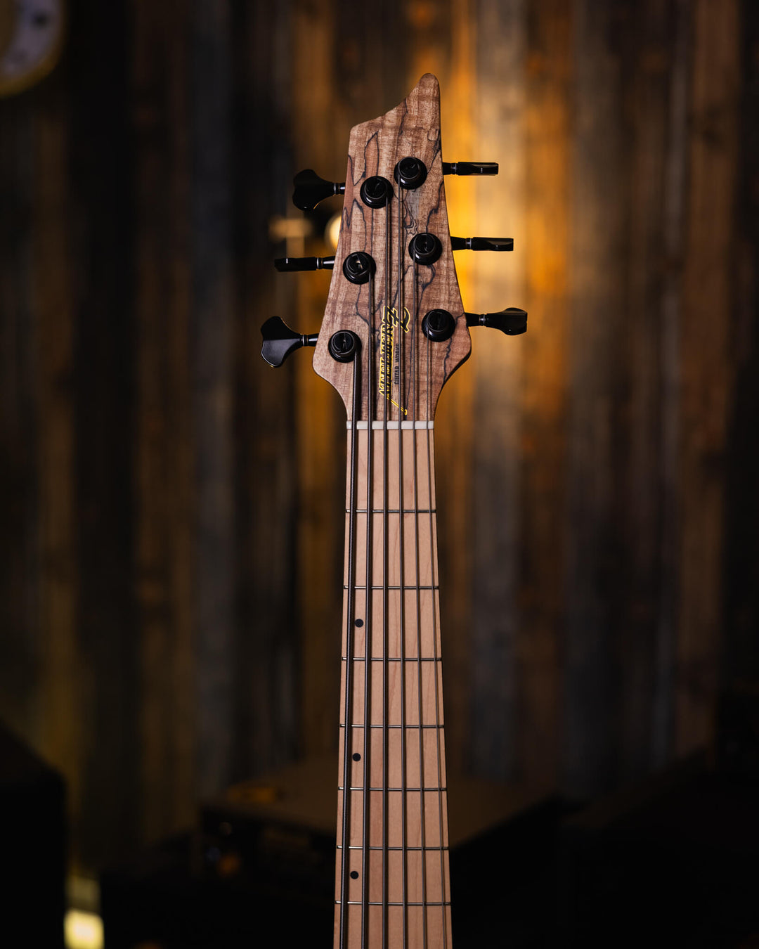 Atelier Z J-Note 6 Spalted Maple NAMM Show 2024 - Bajo Eléctrico | Cuerpo • Modelo: J-Note • Madera: Ash 2P Back • Top: Spalted Maple • Terminación: Matte, Natural Brazo • Madera: Maple• Perfil: “C”• Terminación: Matte• String Spacing: 19 mm• Escala: 34”