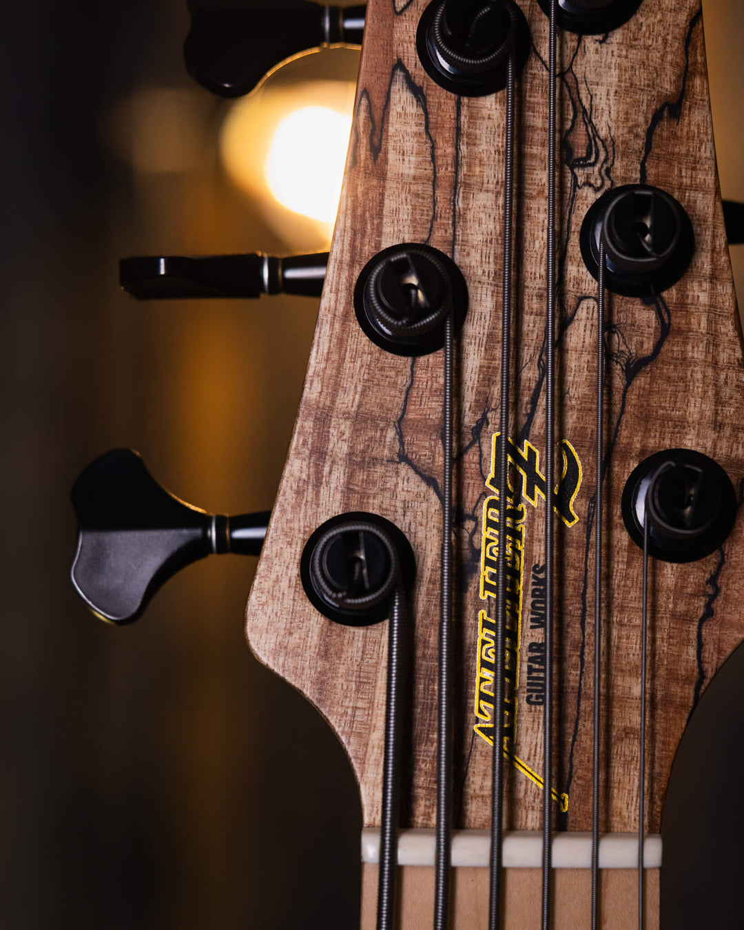 Atelier Z J-Note 6 Spalted Maple NAMM Show 2024 - Bajo Eléctrico | Cuerpo • Modelo: J-Note • Madera: Ash 2P Back • Top: Spalted Maple • Terminación: Matte, Natural Brazo • Madera: Maple• Perfil: “C”• Terminación: Matte• String Spacing: 19 mm• Escala: 34”