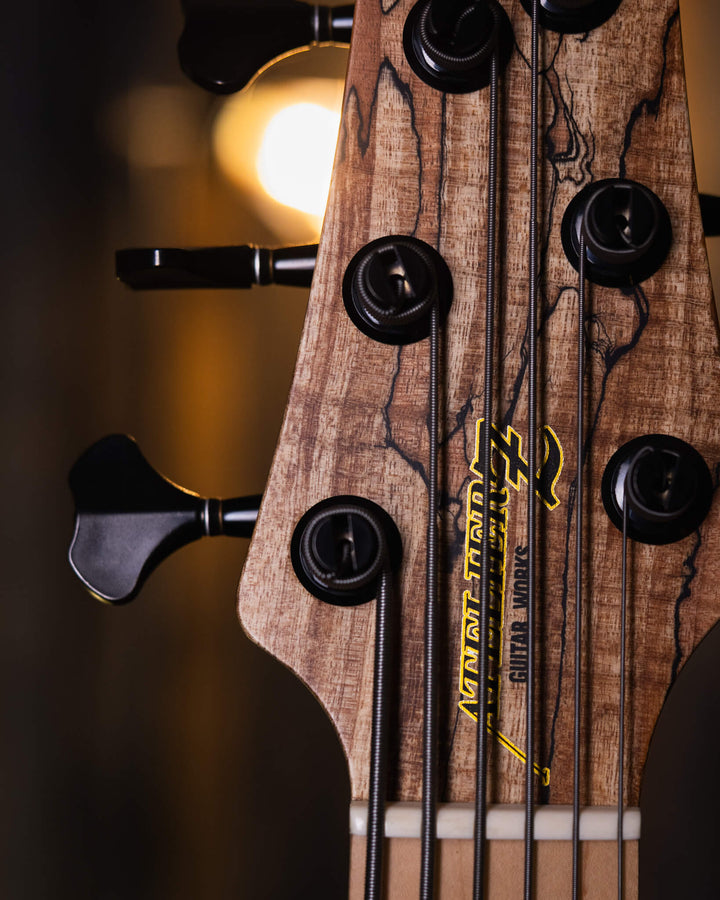 Atelier Z J-Note 6 Spalted Maple NAMM Show 2024 - Bajo Eléctrico | Cuerpo • Modelo: J-Note • Madera: Ash 2P Back • Top: Spalted Maple • Terminación: Matte, Natural Brazo • Madera: Maple• Perfil: “C”• Terminación: Matte• String Spacing: 19 mm• Escala: 34”