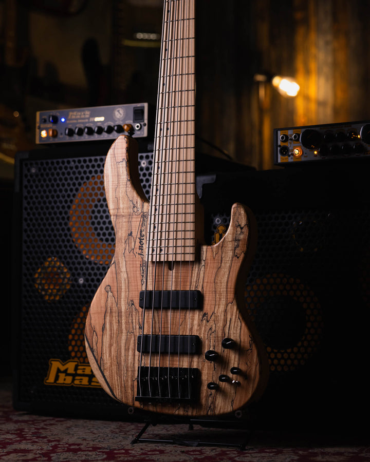 Atelier Z J-Note 6 Spalted Maple NAMM Show 2024 - Bajo Eléctrico | Cuerpo • Modelo: J-Note • Madera: Ash 2P Back • Top: Spalted Maple • Terminación: Matte, Natural Brazo • Madera: Maple• Perfil: “C”• Terminación: Matte• String Spacing: 19 mm• Escala: 34”