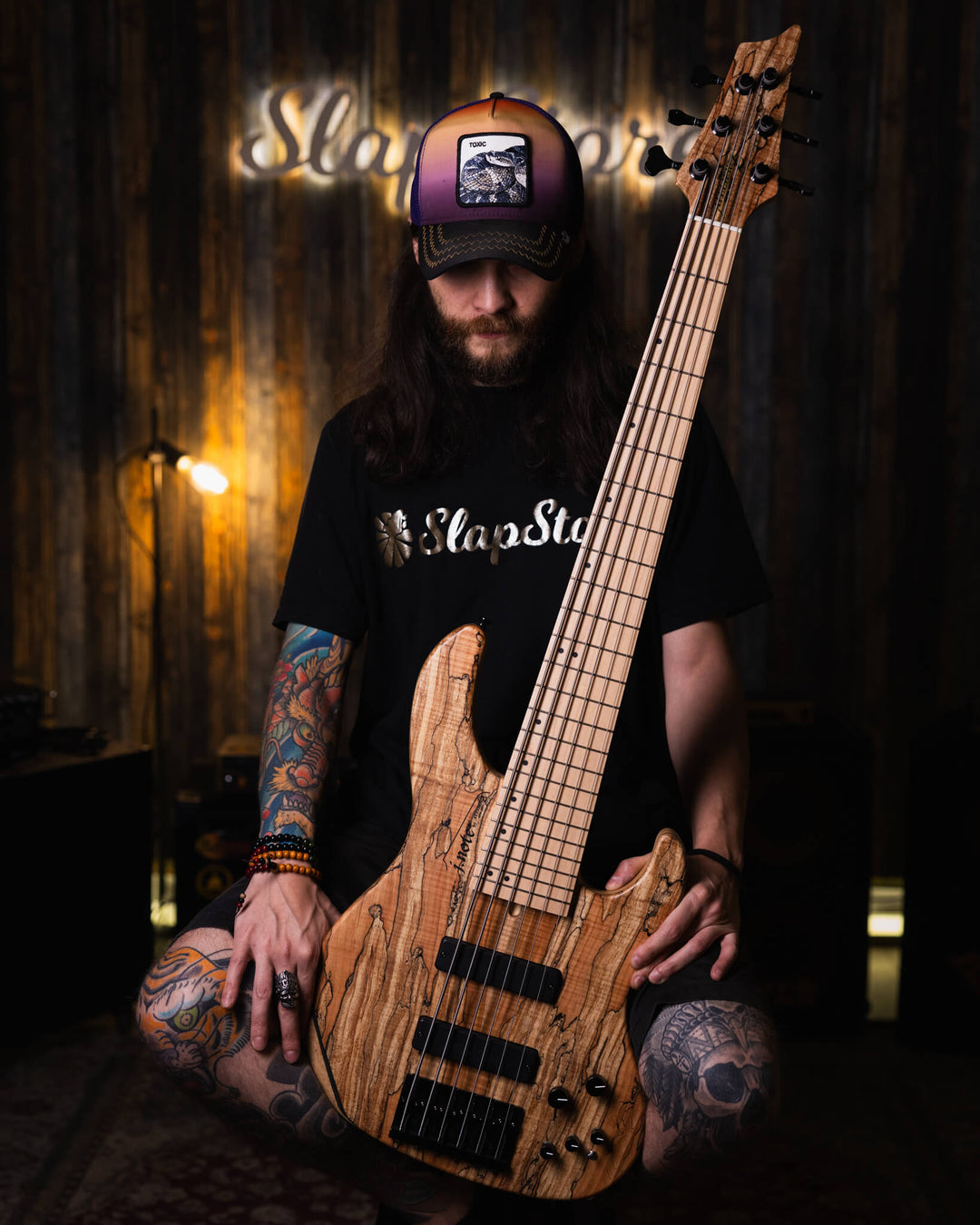 Atelier Z J-Note 6 Spalted Maple NAMM Show 2024 - Bajo Eléctrico | Cuerpo • Modelo: J-Note • Madera: Ash 2P Back • Top: Spalted Maple • Terminación: Matte, Natural Brazo • Madera: Maple• Perfil: “C”• Terminación: Matte• String Spacing: 19 mm• Escala: 34”