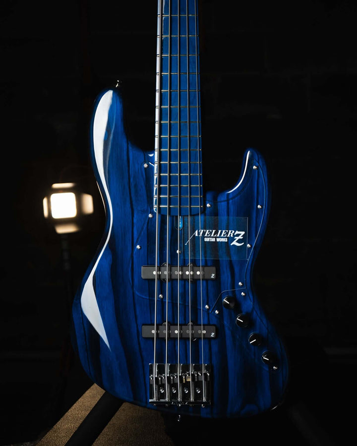 Atelier Z M265 ALL Transparent Blue NAMM Show 2025 - Bajo Eléctrico | Diseñados y construidos en Tokyo, Japón, la serie Magnitude de Atelier Z tiene un sonido característico y ortodoxo que se adapta a todos los estilos de música en donde se pueda desempeñ