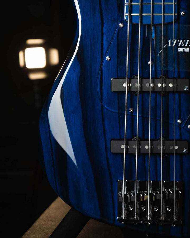 Atelier Z M265 ALL Transparent Blue NAMM Show 2025 - Bajo Eléctrico | Diseñados y construidos en Tokyo, Japón, la serie Magnitude de Atelier Z tiene un sonido característico y ortodoxo que se adapta a todos los estilos de música en donde se pueda desempeñ