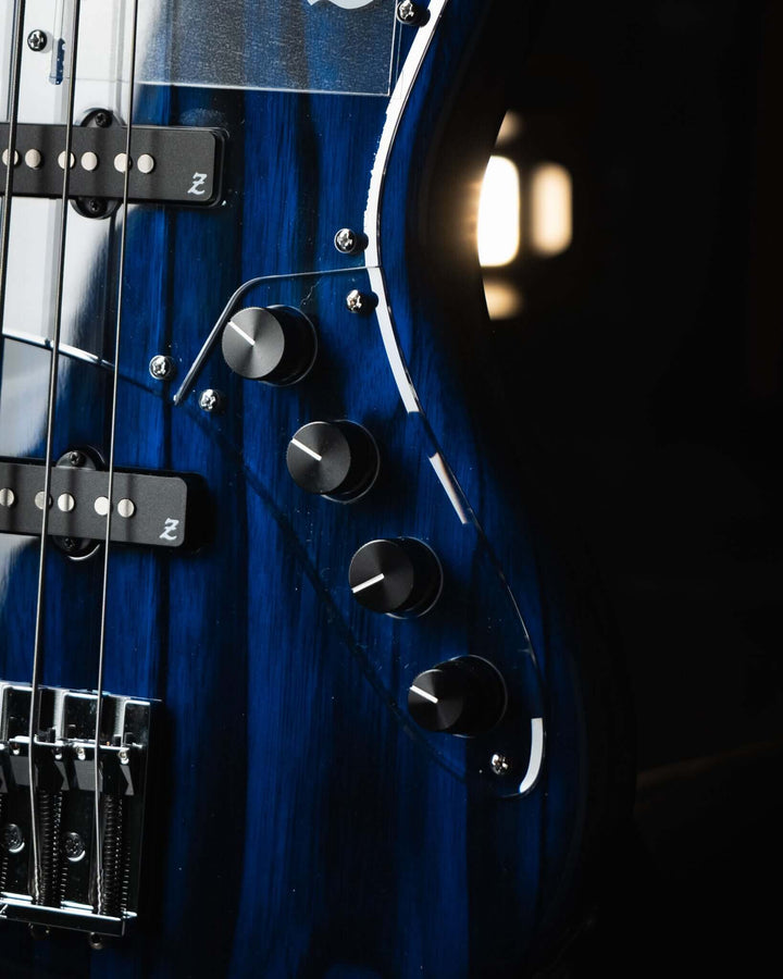 Atelier Z M265 ALL Transparent Blue NAMM Show 2025 - Bajo Eléctrico | Diseñados y construidos en Tokyo, Japón, la serie Magnitude de Atelier Z tiene un sonido característico y ortodoxo que se adapta a todos los estilos de música en donde se pueda desempeñ