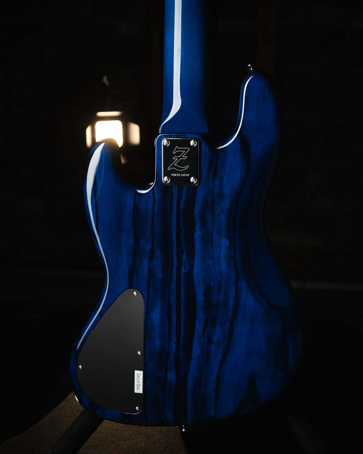Atelier Z M265 ALL Transparent Blue NAMM Show 2025 - Bajo Eléctrico | Diseñados y construidos en Tokyo, Japón, la serie Magnitude de Atelier Z tiene un sonido característico y ortodoxo que se adapta a todos los estilos de música en donde se pueda desempeñ