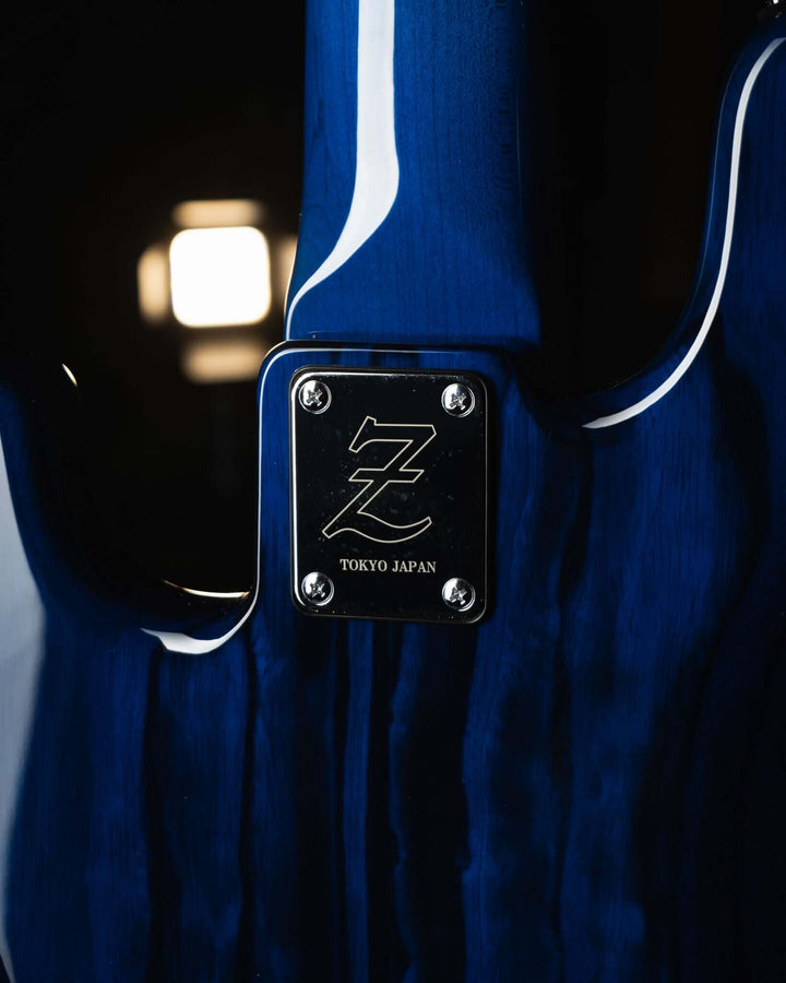 Atelier Z M265 ALL Transparent Blue NAMM Show 2025 - Bajo Eléctrico | Diseñados y construidos en Tokyo, Japón, la serie Magnitude de Atelier Z tiene un sonido característico y ortodoxo que se adapta a todos los estilos de música en donde se pueda desempeñ