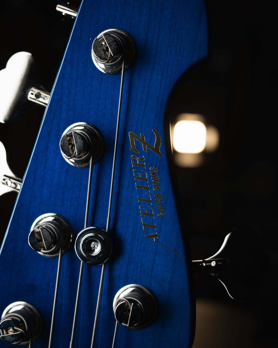 Atelier Z M265 ALL Transparent Blue NAMM Show 2025 - Bajo Eléctrico | Diseñados y construidos en Tokyo, Japón, la serie Magnitude de Atelier Z tiene un sonido característico y ortodoxo que se adapta a todos los estilos de música en donde se pueda desempeñ