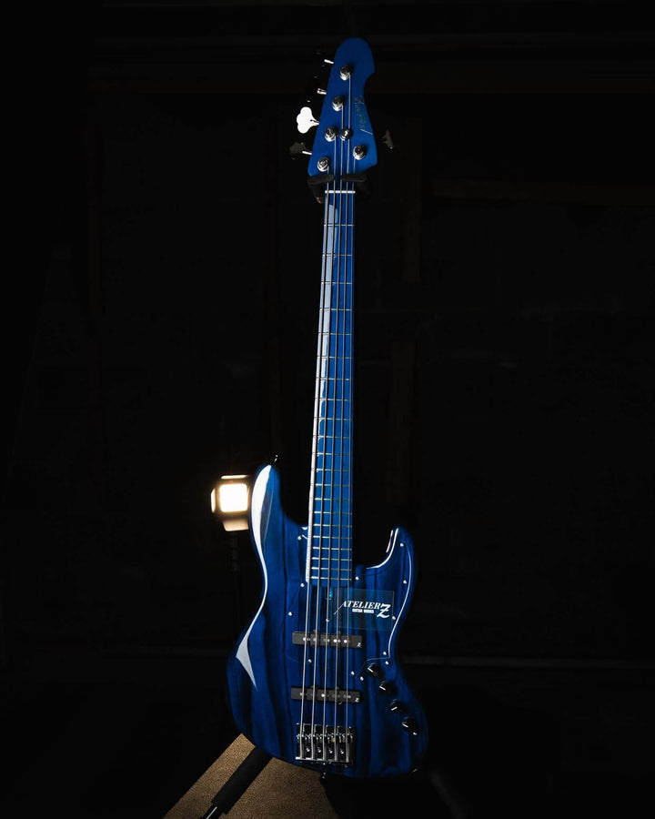Atelier Z M265 ALL Transparent Blue NAMM Show 2025 - Bajo Eléctrico | Diseñados y construidos en Tokyo, Japón, la serie Magnitude de Atelier Z tiene un sonido característico y ortodoxo que se adapta a todos los estilos de música en donde se pueda desempeñ