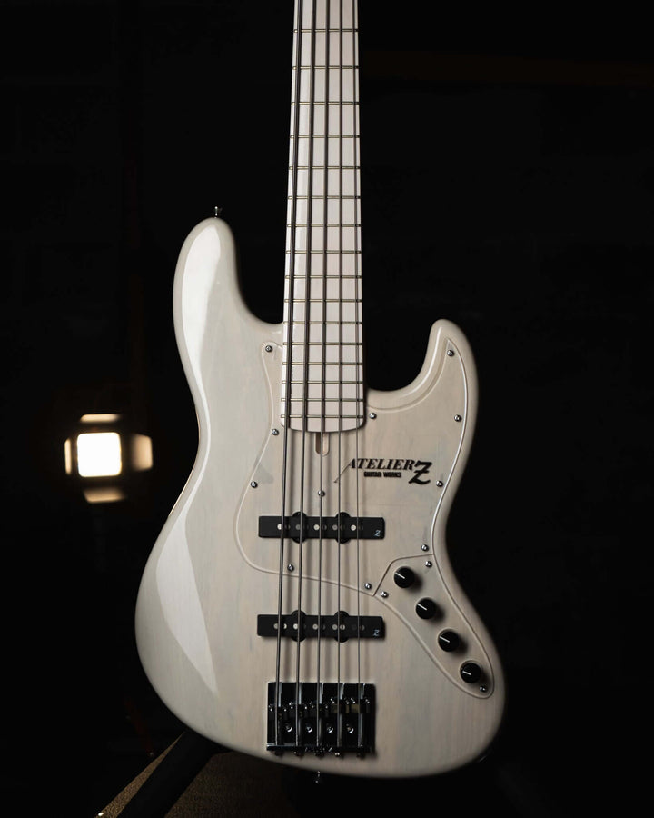 Atelier Z M265 ALL Transparent White NAMM Show 2025 - Bajo Eléctrico | Diseñados y construidos en Tokyo, Japón, la serie Magnitude de Atelier Z tiene un sonido característico y ortodoxo que se adapta a todos los estilos de música en donde se pueda desempe