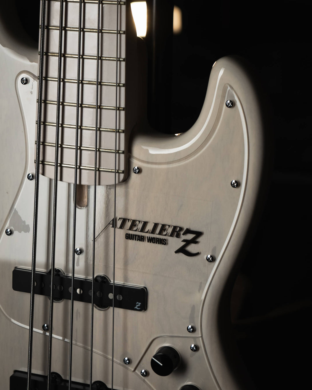 Atelier Z M265 ALL Transparent White NAMM Show 2025 - Bajo Eléctrico | Diseñados y construidos en Tokyo, Japón, la serie Magnitude de Atelier Z tiene un sonido característico y ortodoxo que se adapta a todos los estilos de música en donde se pueda desempe