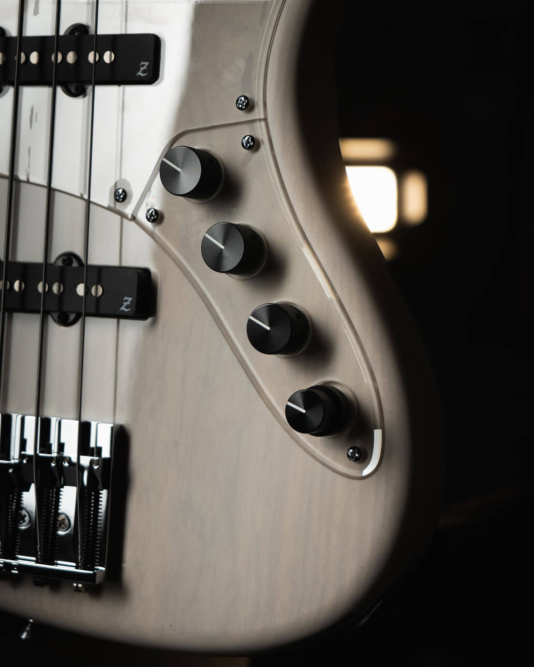 Atelier Z M265 ALL Transparent White NAMM Show 2025 - Bajo Eléctrico | Diseñados y construidos en Tokyo, Japón, la serie Magnitude de Atelier Z tiene un sonido característico y ortodoxo que se adapta a todos los estilos de música en donde se pueda desempe