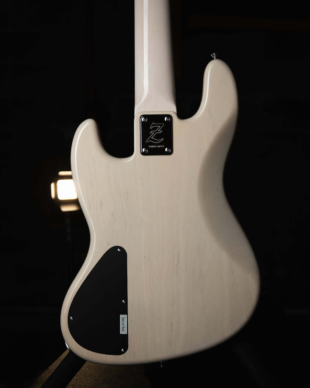 Atelier Z M265 ALL Transparent White NAMM Show 2025 - Bajo Eléctrico | Diseñados y construidos en Tokyo, Japón, la serie Magnitude de Atelier Z tiene un sonido característico y ortodoxo que se adapta a todos los estilos de música en donde se pueda desempe