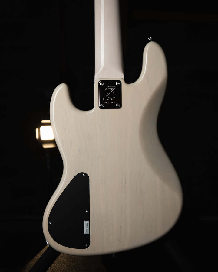 Atelier Z M265 ALL Transparent White NAMM Show 2025 - Bajo Eléctrico | Diseñados y construidos en Tokyo, Japón, la serie Magnitude de Atelier Z tiene un sonido característico y ortodoxo que se adapta a todos los estilos de música en donde se pueda desempe