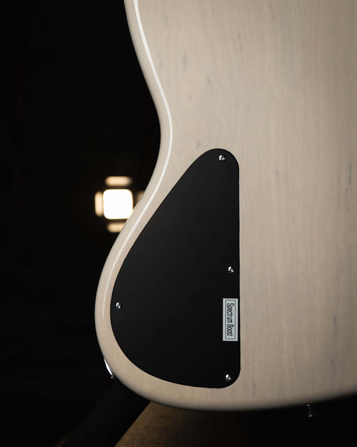 Atelier Z M265 ALL Transparent White NAMM Show 2025 - Bajo Eléctrico | Diseñados y construidos en Tokyo, Japón, la serie Magnitude de Atelier Z tiene un sonido característico y ortodoxo que se adapta a todos los estilos de música en donde se pueda desempe