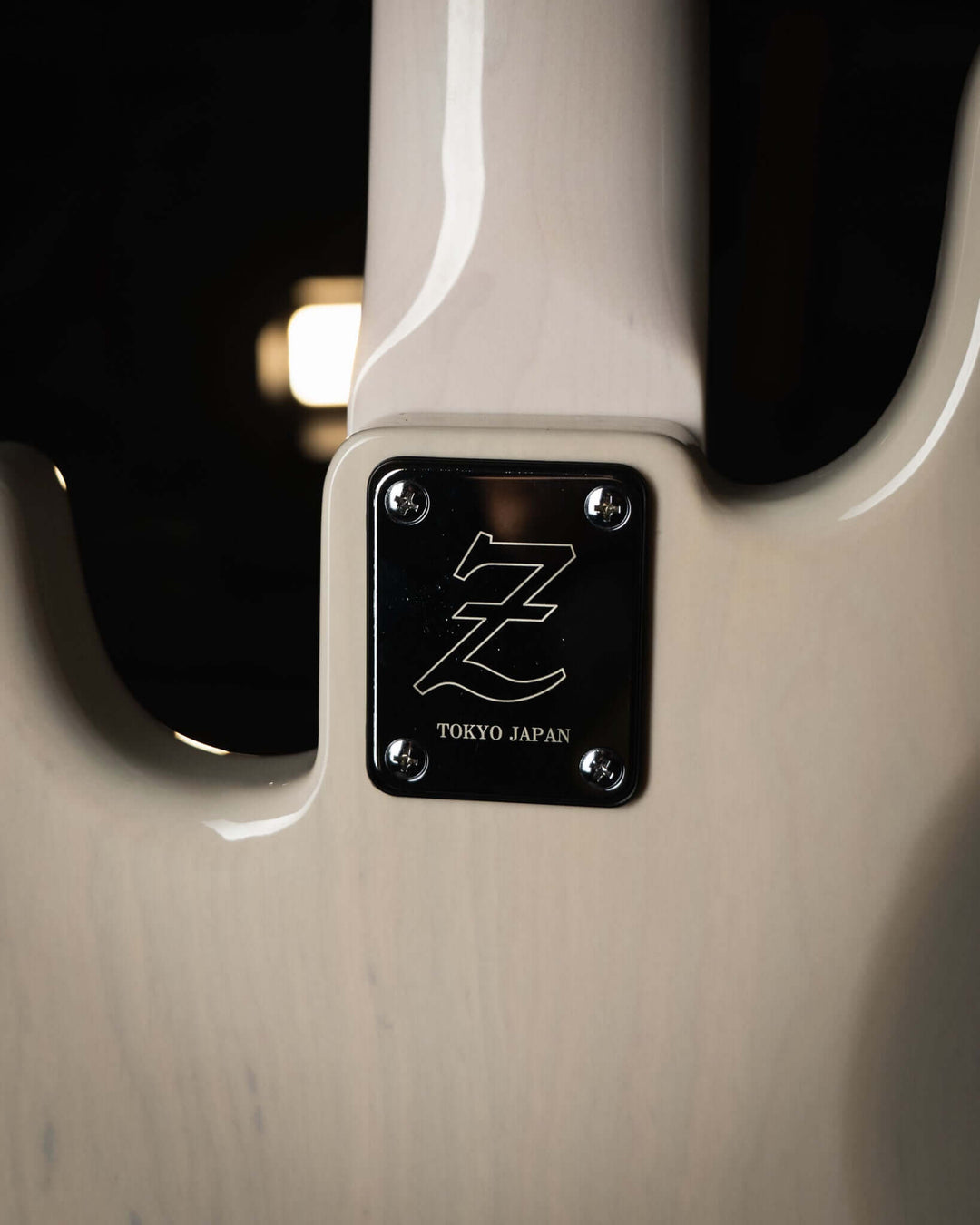 Atelier Z M265 ALL Transparent White NAMM Show 2025 - Bajo Eléctrico | Diseñados y construidos en Tokyo, Japón, la serie Magnitude de Atelier Z tiene un sonido característico y ortodoxo que se adapta a todos los estilos de música en donde se pueda desempe