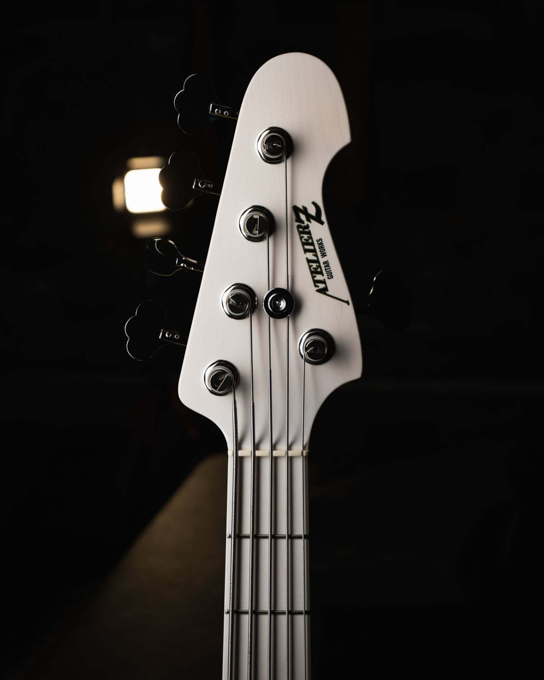 Atelier Z M265 ALL Transparent White NAMM Show 2025 - Bajo Eléctrico | Diseñados y construidos en Tokyo, Japón, la serie Magnitude de Atelier Z tiene un sonido característico y ortodoxo que se adapta a todos los estilos de música en donde se pueda desempe