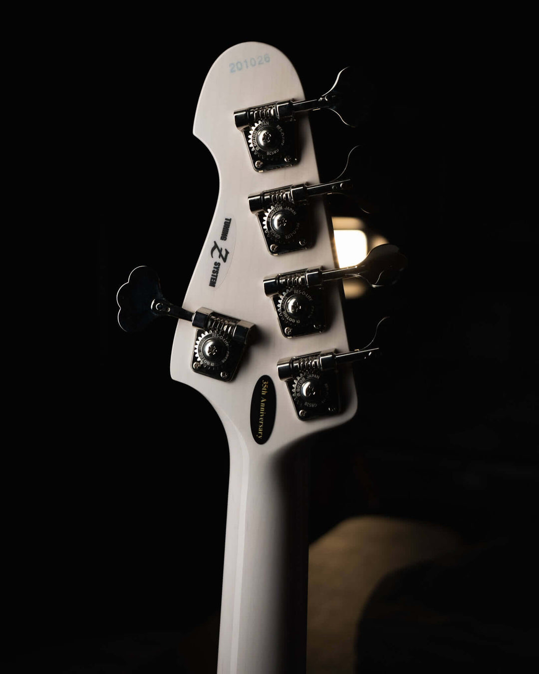 Atelier Z M265 ALL Transparent White NAMM Show 2025 - Bajo Eléctrico | Diseñados y construidos en Tokyo, Japón, la serie Magnitude de Atelier Z tiene un sonido característico y ortodoxo que se adapta a todos los estilos de música en donde se pueda desempe