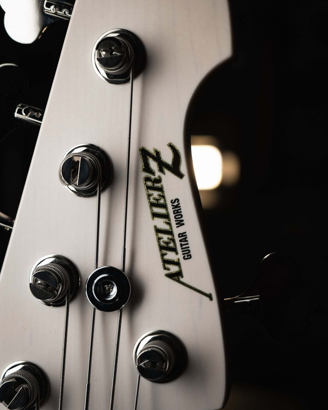 Atelier Z M265 ALL Transparent White NAMM Show 2025 - Bajo Eléctrico | Diseñados y construidos en Tokyo, Japón, la serie Magnitude de Atelier Z tiene un sonido característico y ortodoxo que se adapta a todos los estilos de música en donde se pueda desempe