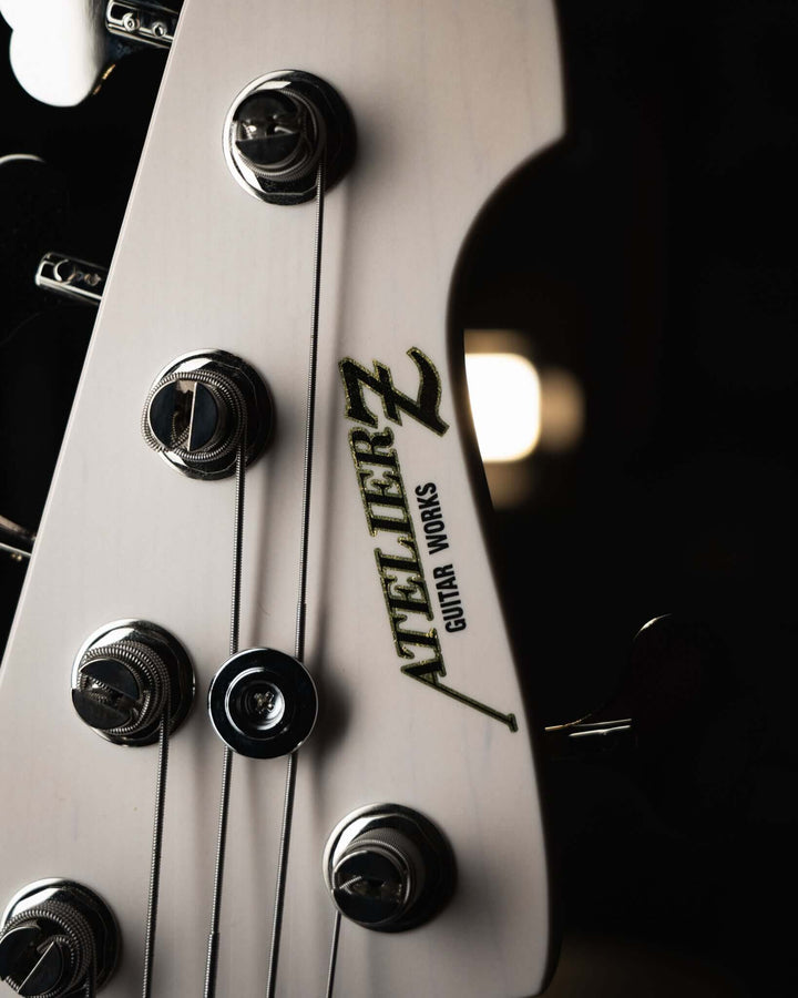 Atelier Z M265 ALL Transparent White NAMM Show 2025 - Bajo Eléctrico | Diseñados y construidos en Tokyo, Japón, la serie Magnitude de Atelier Z tiene un sonido característico y ortodoxo que se adapta a todos los estilos de música en donde se pueda desempe