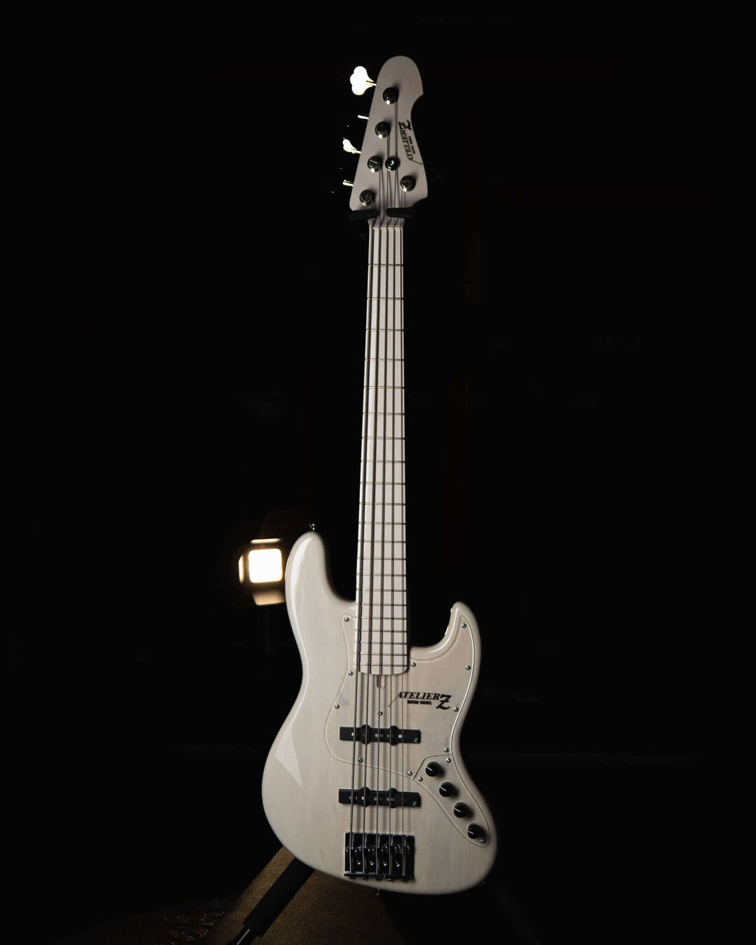 Atelier Z M265 ALL Transparent White NAMM Show 2025 - Bajo Eléctrico | Diseñados y construidos en Tokyo, Japón, la serie Magnitude de Atelier Z tiene un sonido característico y ortodoxo que se adapta a todos los estilos de música en donde se pueda desempe