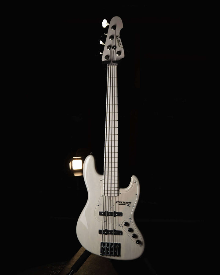 Atelier Z M265 ALL Transparent White NAMM Show 2025 - Bajo Eléctrico | Diseñados y construidos en Tokyo, Japón, la serie Magnitude de Atelier Z tiene un sonido característico y ortodoxo que se adapta a todos los estilos de música en donde se pueda desempe