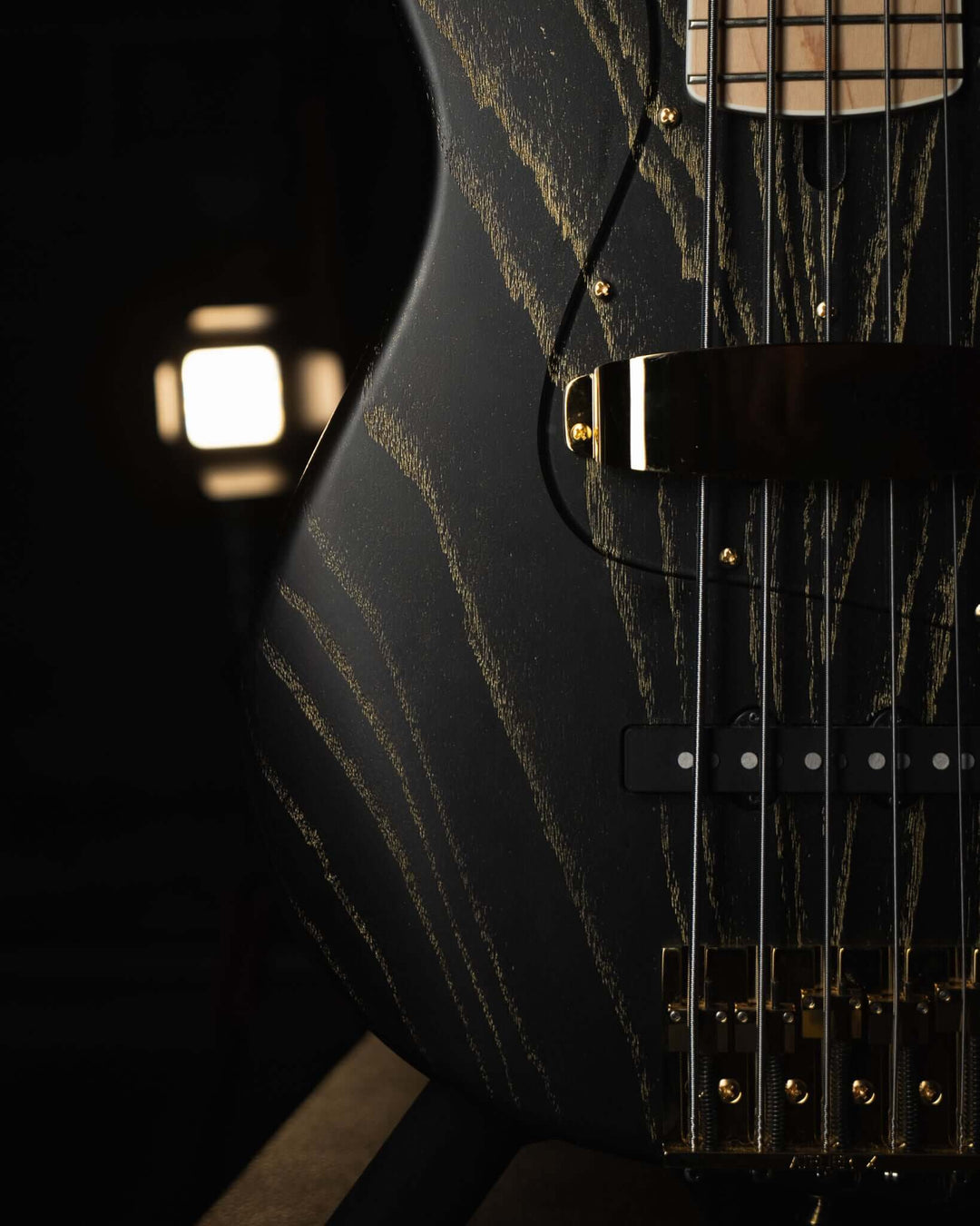 Atelier Z M265 Black Gold Line NAMM Show 2025 - Bajo Eléctrico | Diseñados y construidos en Tokyo, Japón, la serie Magnitude de Atelier Z tiene un sonido característico y ortodoxo que se adapta a todos los estilos de música en donde se pueda desempeñar un