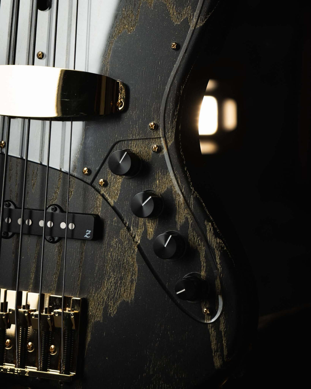 Atelier Z M265 Black Gold Line NAMM Show 2025 - Bajo Eléctrico | Diseñados y construidos en Tokyo, Japón, la serie Magnitude de Atelier Z tiene un sonido característico y ortodoxo que se adapta a todos los estilos de música en donde se pueda desempeñar un