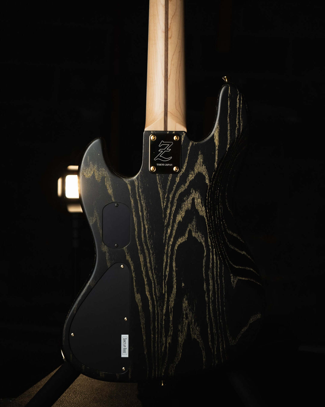 Atelier Z M265 Black Gold Line NAMM Show 2025 - Bajo Eléctrico | Diseñados y construidos en Tokyo, Japón, la serie Magnitude de Atelier Z tiene un sonido característico y ortodoxo que se adapta a todos los estilos de música en donde se pueda desempeñar un