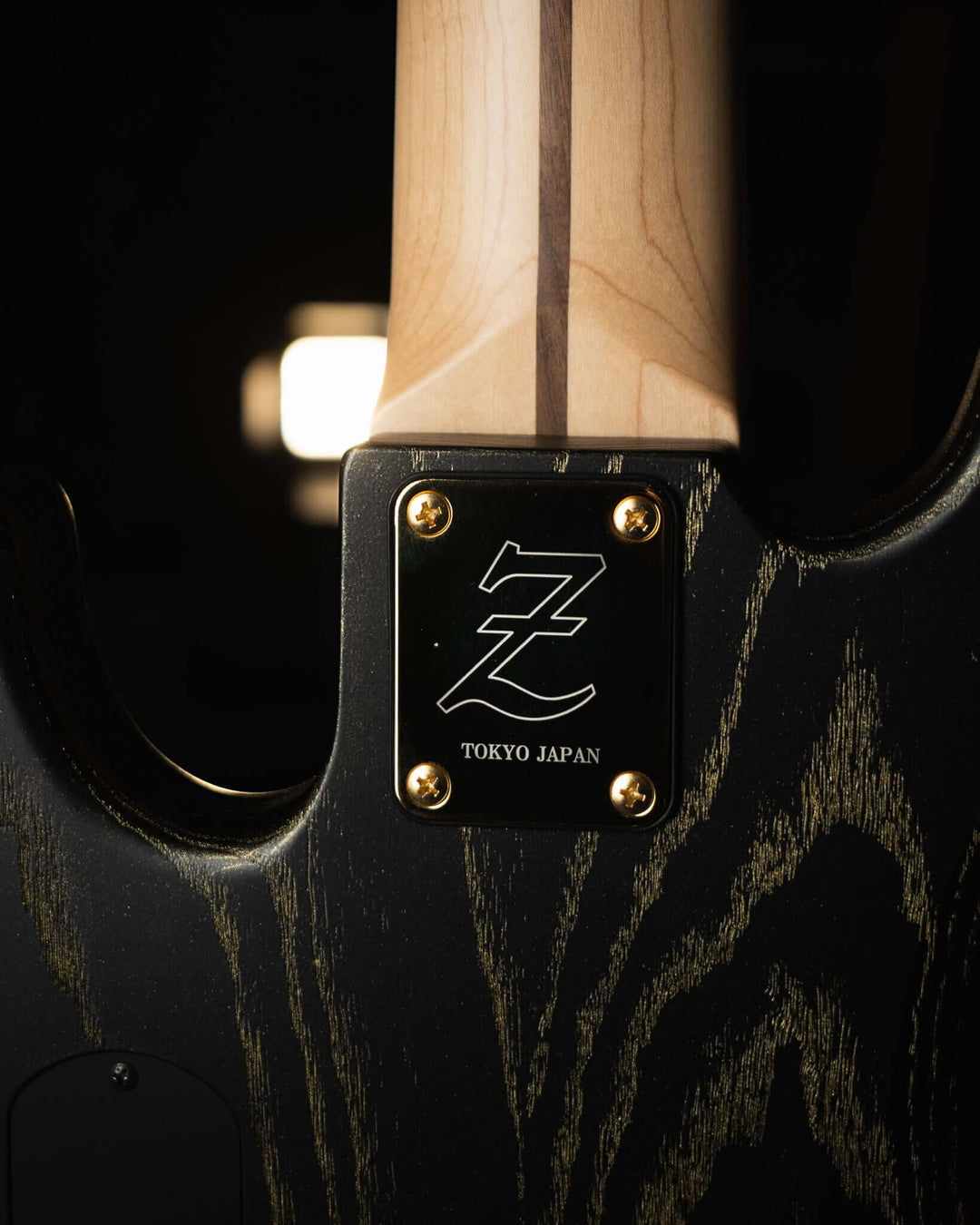 Atelier Z M265 Black Gold Line NAMM Show 2025 - Bajo Eléctrico | Diseñados y construidos en Tokyo, Japón, la serie Magnitude de Atelier Z tiene un sonido característico y ortodoxo que se adapta a todos los estilos de música en donde se pueda desempeñar un