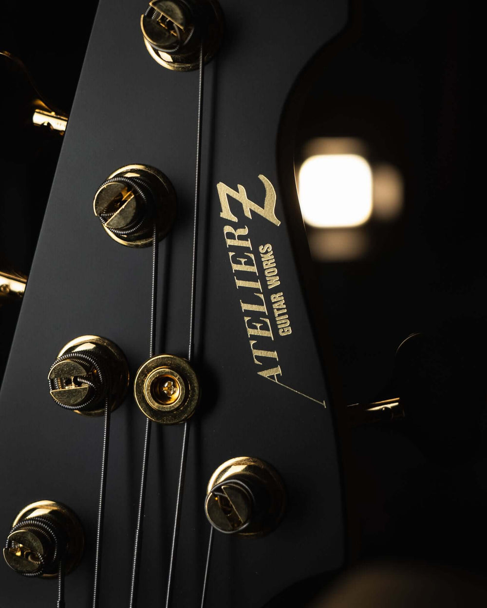 Atelier Z M265 Black Gold Line NAMM Show 2025 - Bajo Eléctrico | Diseñados y construidos en Tokyo, Japón, la serie Magnitude de Atelier Z tiene un sonido característico y ortodoxo que se adapta a todos los estilos de música en donde se pueda desempeñar un