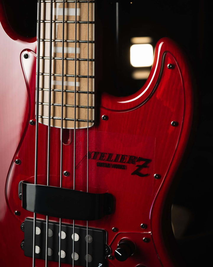 Atelier Z M265-JHJ Transparent Red 2025 - Bajo Eléctrico | Diseñados y construidos en Tokyo, Japón, la serie Magnitude de Atelier Z tiene un sonido característico y ortodoxo que se adapta a todos los estilos de música en donde se pueda desempeñar un jazz