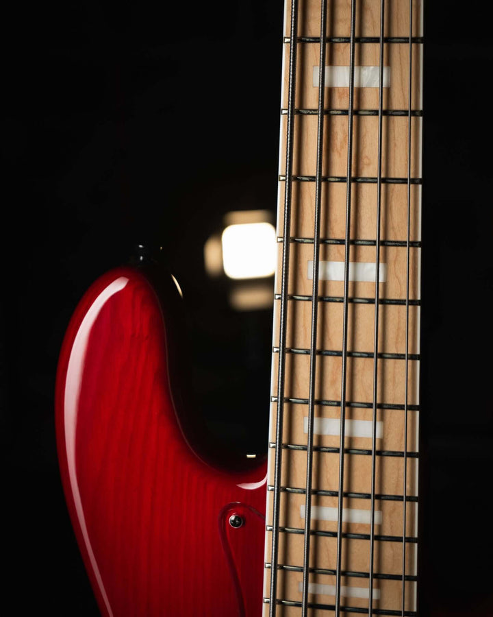 Atelier Z M265-JHJ Transparent Red 2025 - Bajo Eléctrico | Diseñados y construidos en Tokyo, Japón, la serie Magnitude de Atelier Z tiene un sonido característico y ortodoxo que se adapta a todos los estilos de música en donde se pueda desempeñar un jazz