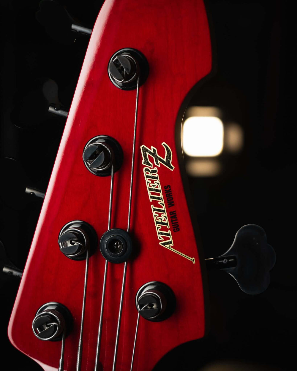 Atelier Z M265-JHJ Transparent Red 2025 - Bajo Eléctrico | Diseñados y construidos en Tokyo, Japón, la serie Magnitude de Atelier Z tiene un sonido característico y ortodoxo que se adapta a todos los estilos de música en donde se pueda desempeñar un jazz