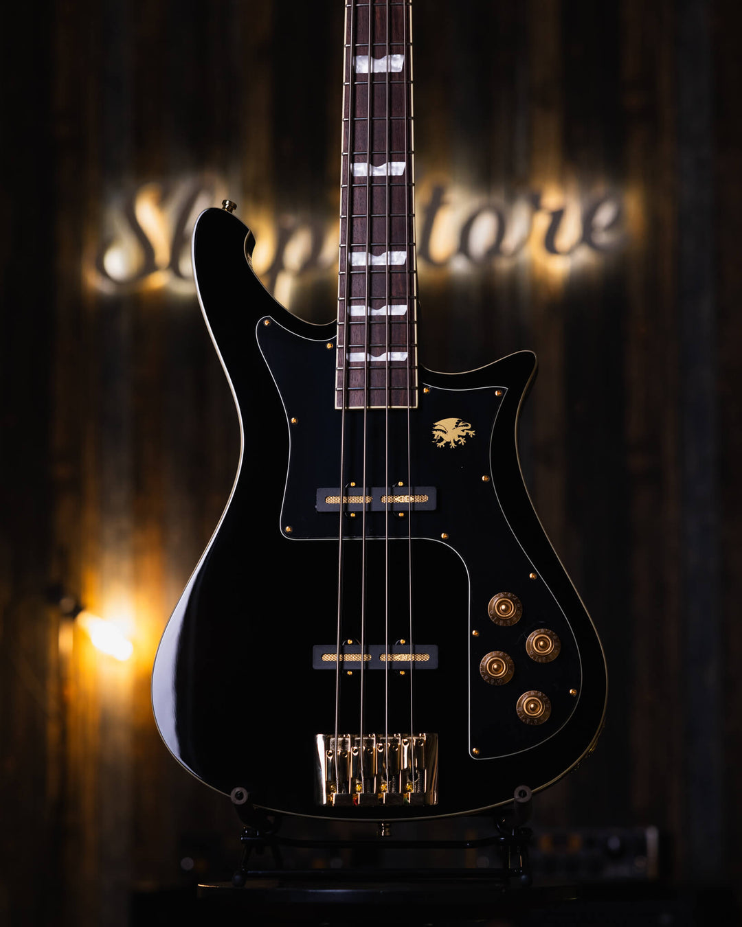 Baum Nidhogg Bass Pure Black - Bajo Eléctrico | ¿Estás listo para la música de esta noche? El Nidhogg es un bajo intransigente hecho a mano para festejar las raíces profundas. Dobles pastillas Goldsound® y un sonido poderoso. Aprieta el ritmo de la baterí