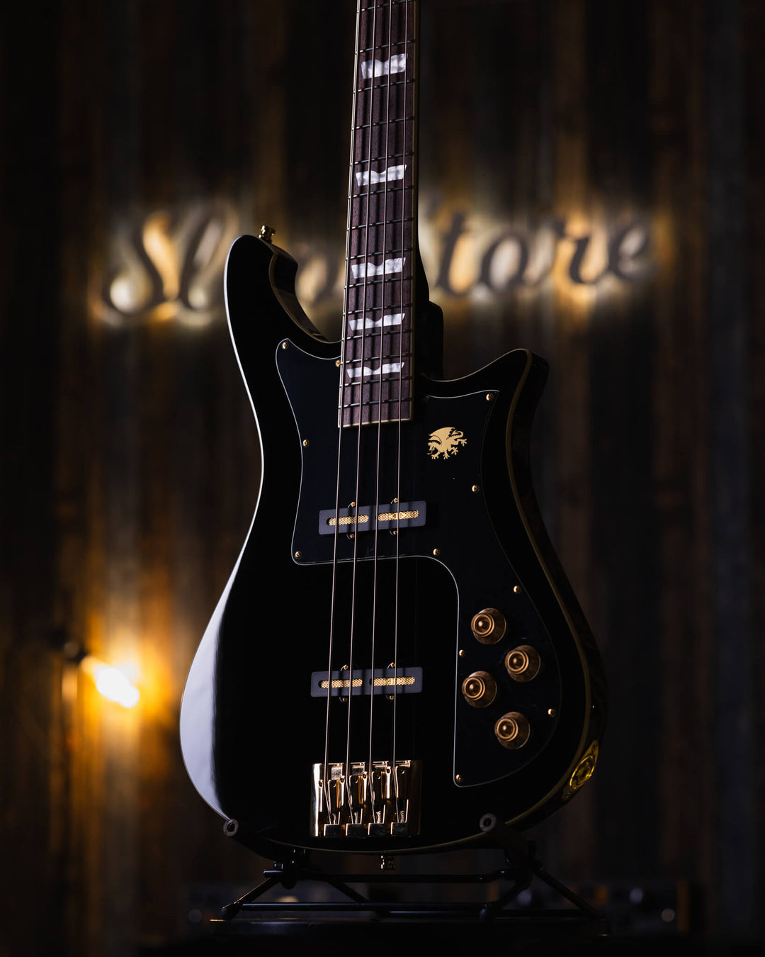 Baum Nidhogg Bass Pure Black - Bajo Eléctrico | ¿Estás listo para la música de esta noche? El Nidhogg es un bajo intransigente hecho a mano para festejar las raíces profundas. Dobles pastillas Goldsound® y un sonido poderoso. Aprieta el ritmo de la baterí