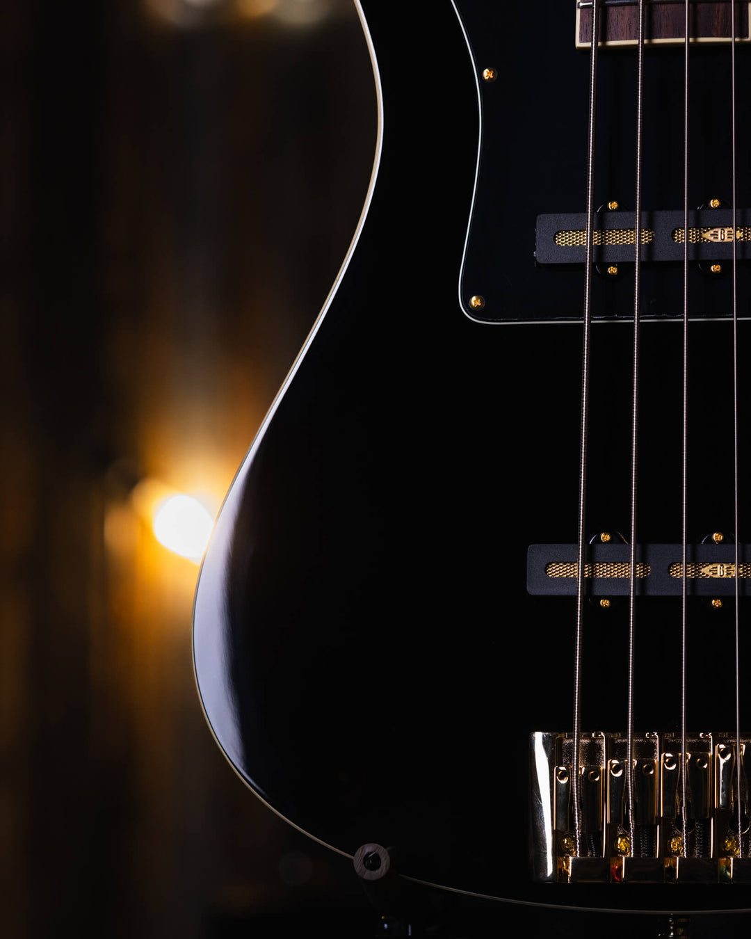 Baum Nidhogg Bass Pure Black - Bajo Eléctrico | ¿Estás listo para la música de esta noche? El Nidhogg es un bajo intransigente hecho a mano para festejar las raíces profundas. Dobles pastillas Goldsound® y un sonido poderoso. Aprieta el ritmo de la baterí