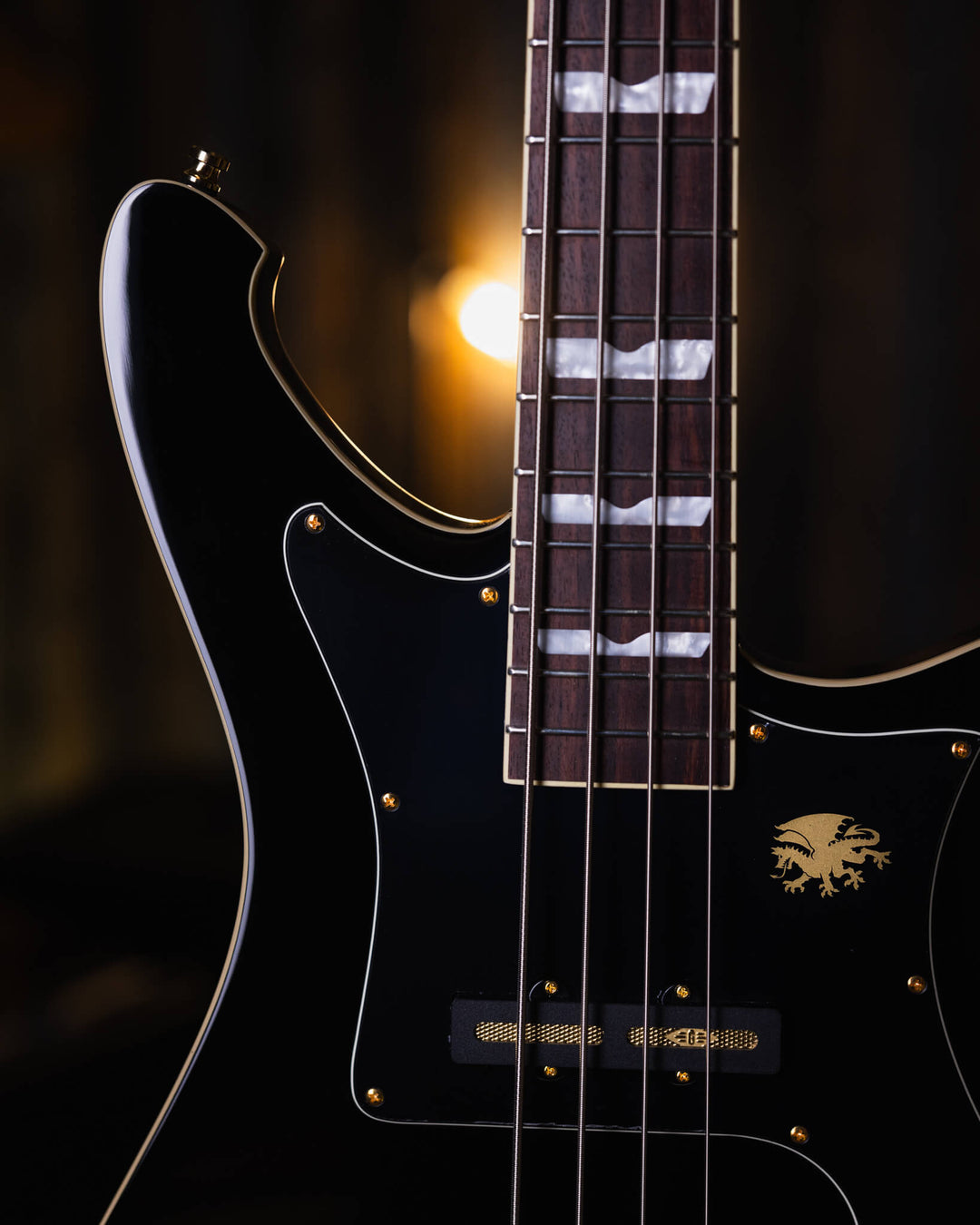 Baum Nidhogg Bass Pure Black - Bajo Eléctrico | ¿Estás listo para la música de esta noche? El Nidhogg es un bajo intransigente hecho a mano para festejar las raíces profundas. Dobles pastillas Goldsound® y un sonido poderoso. Aprieta el ritmo de la baterí