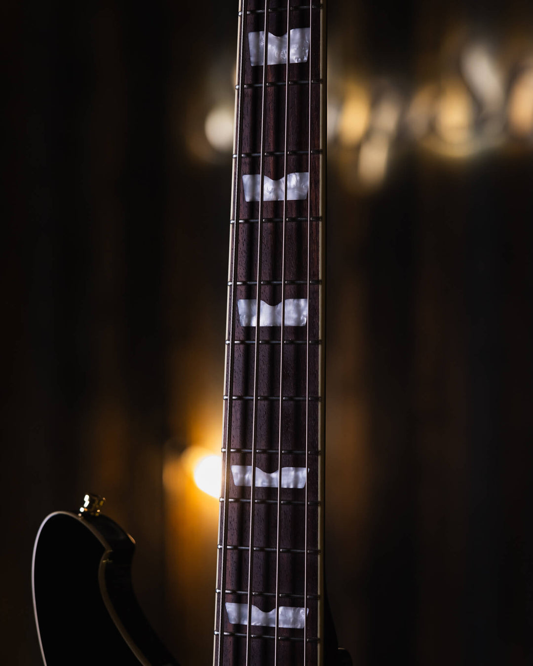 Baum Nidhogg Bass Pure Black - Bajo Eléctrico | ¿Estás listo para la música de esta noche? El Nidhogg es un bajo intransigente hecho a mano para festejar las raíces profundas. Dobles pastillas Goldsound® y un sonido poderoso. Aprieta el ritmo de la baterí