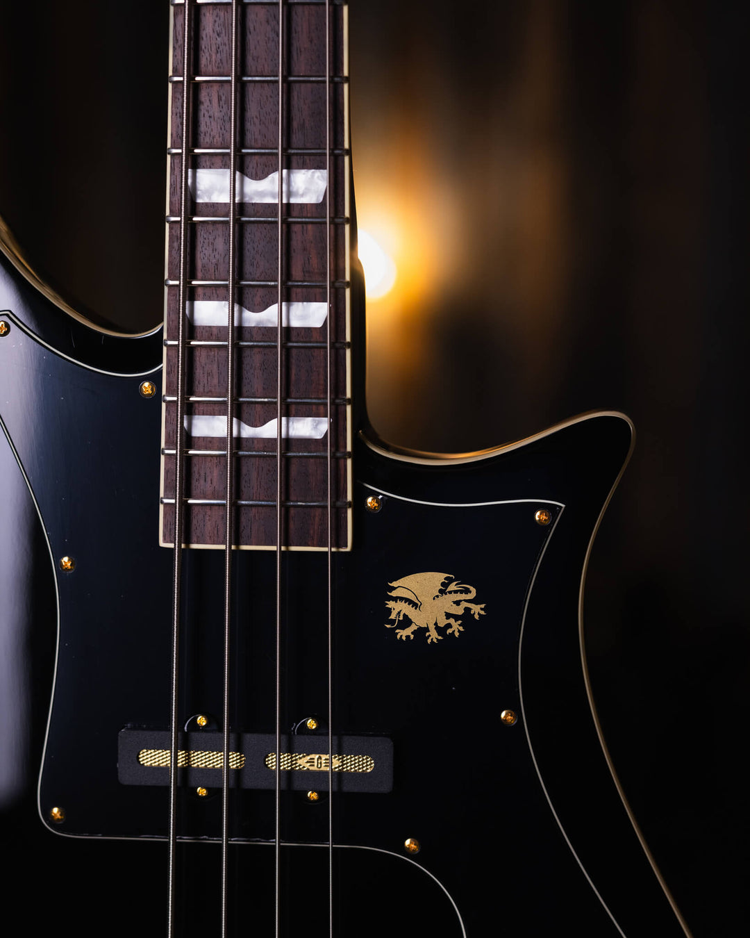 Baum Nidhogg Bass Pure Black - Bajo Eléctrico | ¿Estás listo para la música de esta noche? El Nidhogg es un bajo intransigente hecho a mano para festejar las raíces profundas. Dobles pastillas Goldsound® y un sonido poderoso. Aprieta el ritmo de la baterí