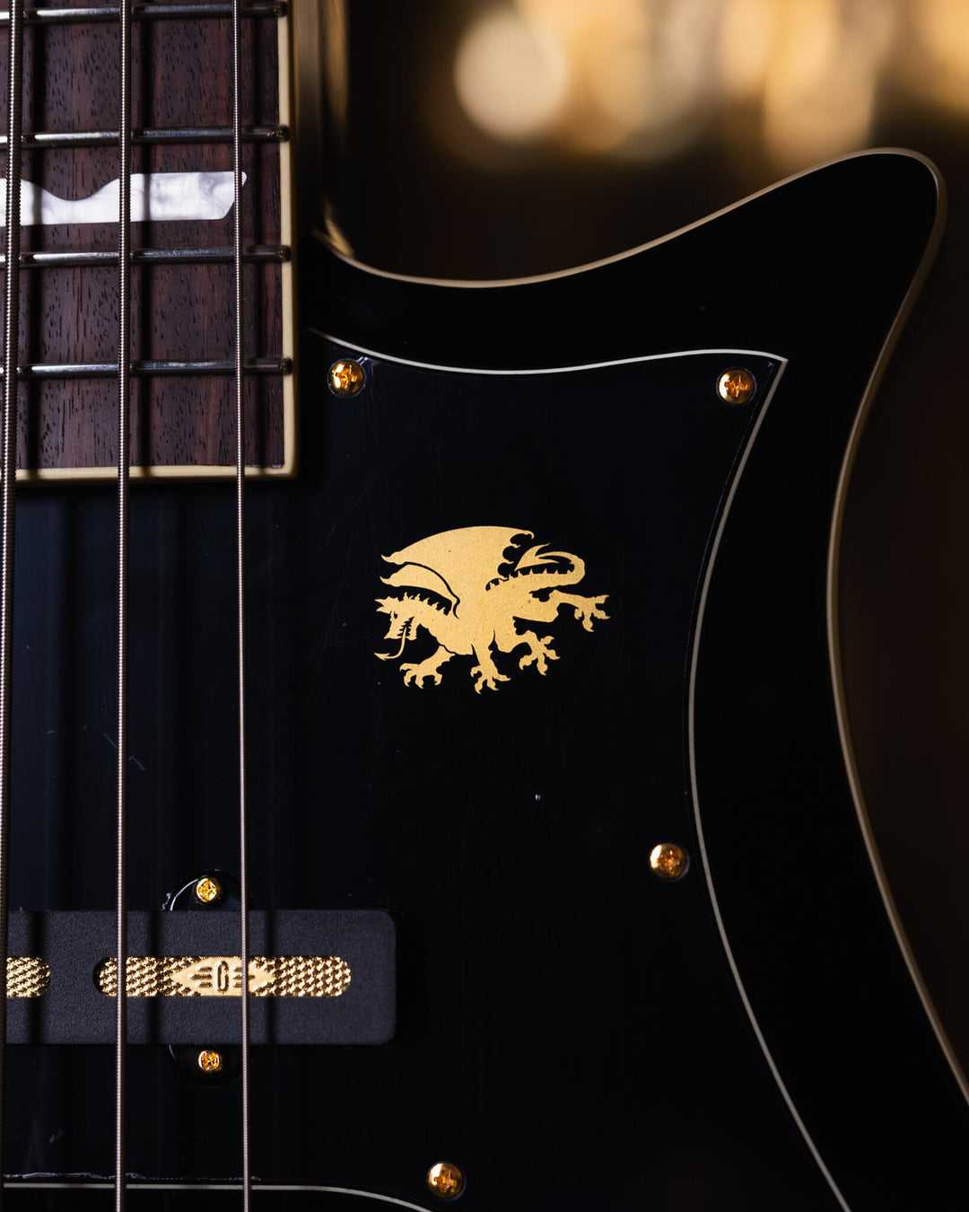 Baum Nidhogg Bass Pure Black - Bajo Eléctrico | ¿Estás listo para la música de esta noche? El Nidhogg es un bajo intransigente hecho a mano para festejar las raíces profundas. Dobles pastillas Goldsound® y un sonido poderoso. Aprieta el ritmo de la baterí