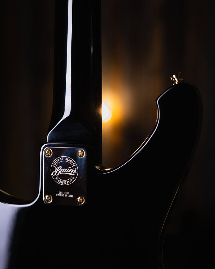 Baum Nidhogg Bass Pure Black - Bajo Eléctrico | ¿Estás listo para la música de esta noche? El Nidhogg es un bajo intransigente hecho a mano para festejar las raíces profundas. Dobles pastillas Goldsound® y un sonido poderoso. Aprieta el ritmo de la baterí