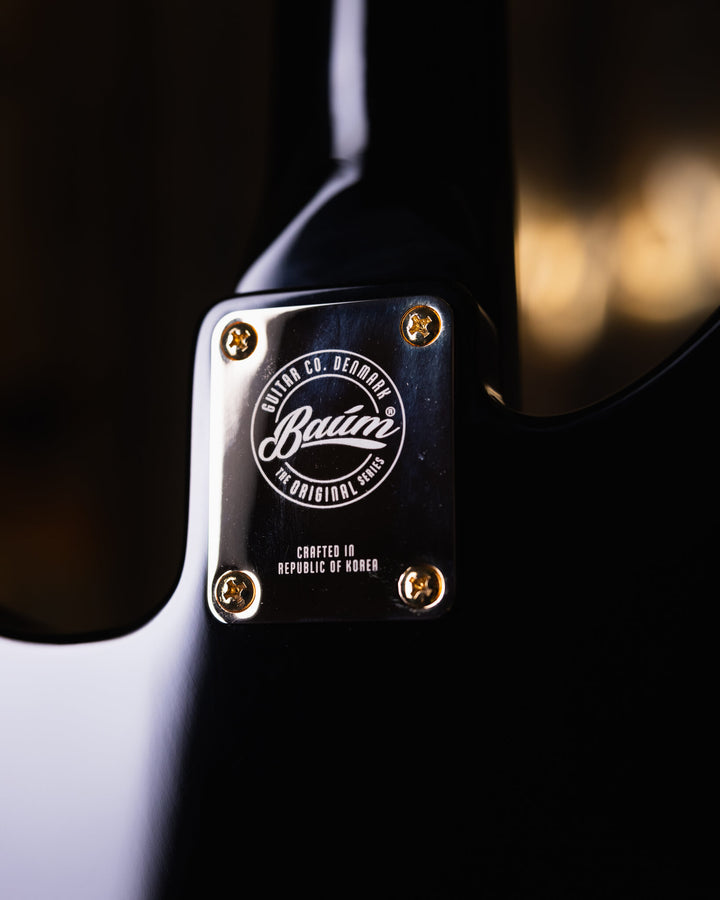 Baum Nidhogg Bass Pure Black - Bajo Eléctrico | ¿Estás listo para la música de esta noche? El Nidhogg es un bajo intransigente hecho a mano para festejar las raíces profundas. Dobles pastillas Goldsound® y un sonido poderoso. Aprieta el ritmo de la baterí