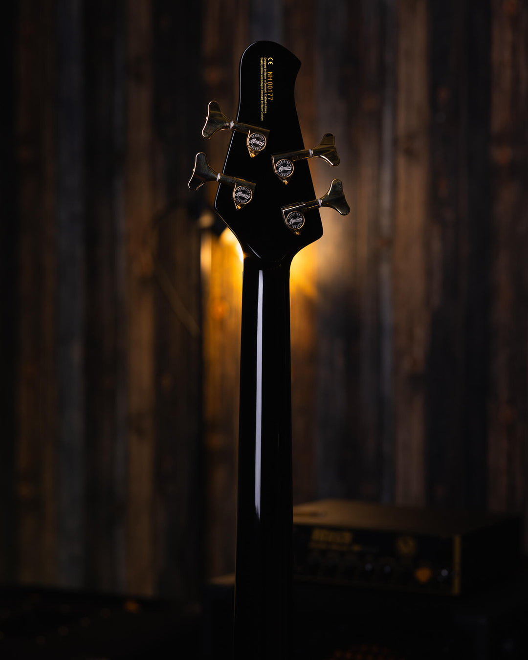 Baum Nidhogg Bass Pure Black - Bajo Eléctrico | ¿Estás listo para la música de esta noche? El Nidhogg es un bajo intransigente hecho a mano para festejar las raíces profundas. Dobles pastillas Goldsound® y un sonido poderoso. Aprieta el ritmo de la baterí