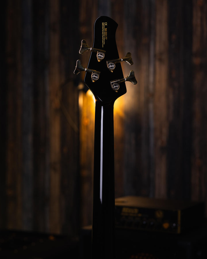 Baum Nidhogg Bass Pure Black - Bajo Eléctrico | ¿Estás listo para la música de esta noche? El Nidhogg es un bajo intransigente hecho a mano para festejar las raíces profundas. Dobles pastillas Goldsound® y un sonido poderoso. Aprieta el ritmo de la baterí