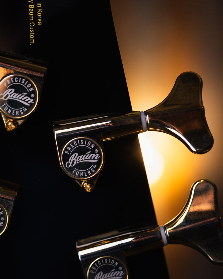 Baum Nidhogg Bass Pure Black - Bajo Eléctrico | ¿Estás listo para la música de esta noche? El Nidhogg es un bajo intransigente hecho a mano para festejar las raíces profundas. Dobles pastillas Goldsound® y un sonido poderoso. Aprieta el ritmo de la baterí