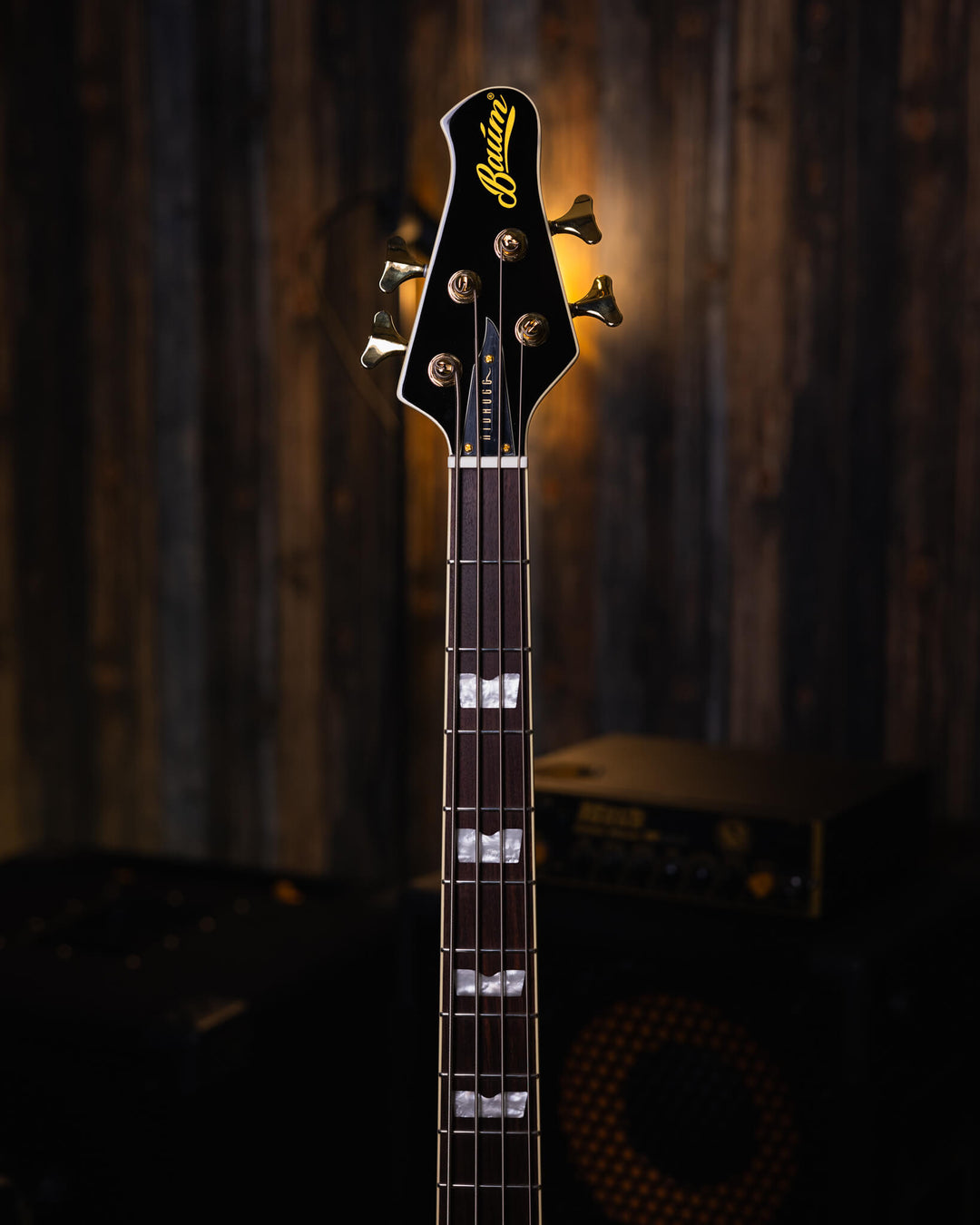 Baum Nidhogg Bass Pure Black - Bajo Eléctrico | ¿Estás listo para la música de esta noche? El Nidhogg es un bajo intransigente hecho a mano para festejar las raíces profundas. Dobles pastillas Goldsound® y un sonido poderoso. Aprieta el ritmo de la baterí