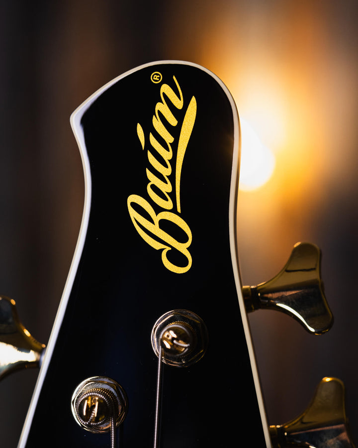 Baum Nidhogg Bass Pure Black - Bajo Eléctrico | ¿Estás listo para la música de esta noche? El Nidhogg es un bajo intransigente hecho a mano para festejar las raíces profundas. Dobles pastillas Goldsound® y un sonido poderoso. Aprieta el ritmo de la baterí