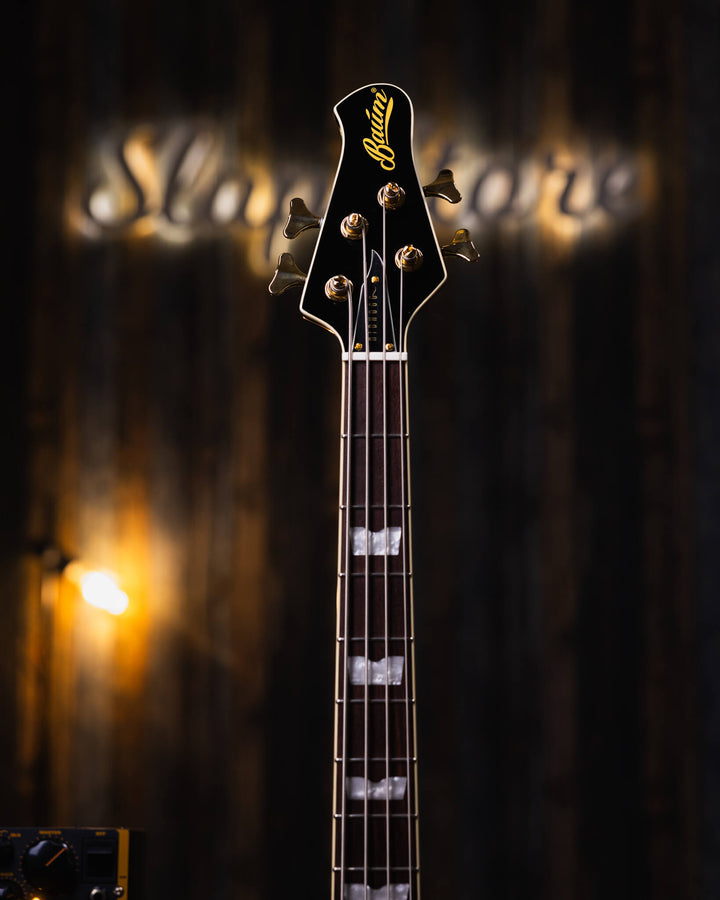 Baum Nidhogg Bass Pure Black - Bajo Eléctrico | ¿Estás listo para la música de esta noche? El Nidhogg es un bajo intransigente hecho a mano para festejar las raíces profundas. Dobles pastillas Goldsound® y un sonido poderoso. Aprieta el ritmo de la baterí